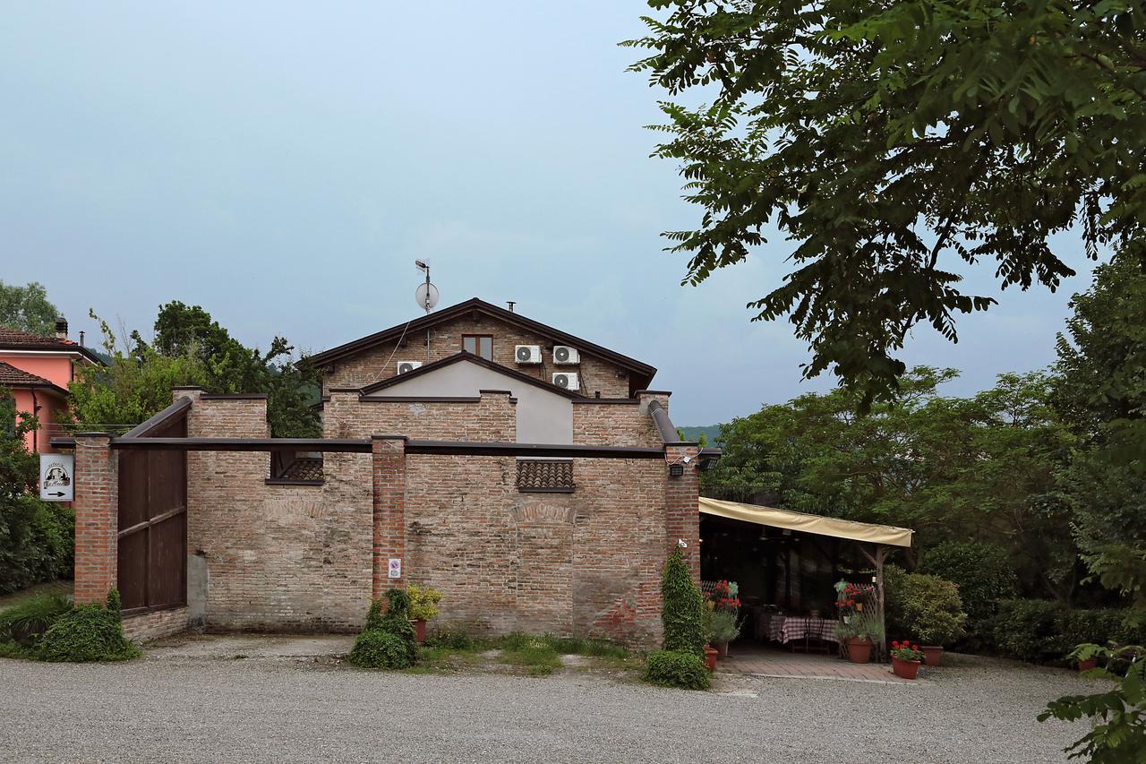 La Maesta' Bed & Breakfast Лангирано Екстериор снимка